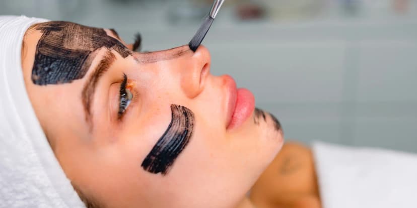 Karbonový peeling: ošetření pro rozjasněnou a vyhlazenou pleť
